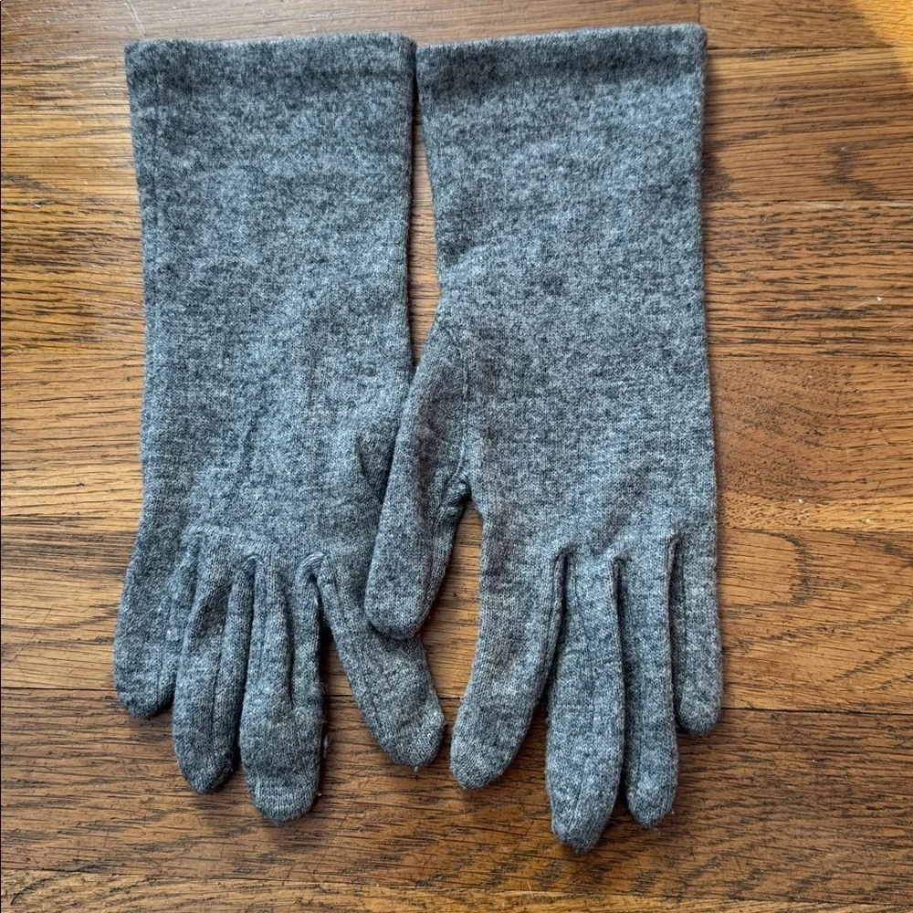 🧤Women’s light gray wool/cashmere gloves. Size S.